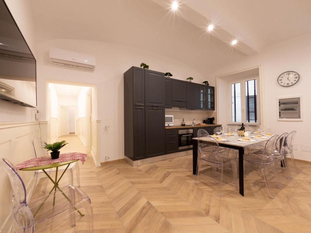 The Rent - Elegant Five-bedrooms Near Colosseo Appartement Rome